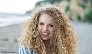 easy hairstyle for frizzy hair